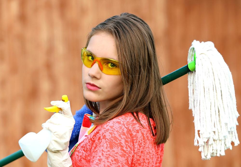 Ile zarabia sprzątaczka w Polsce i za granicą?